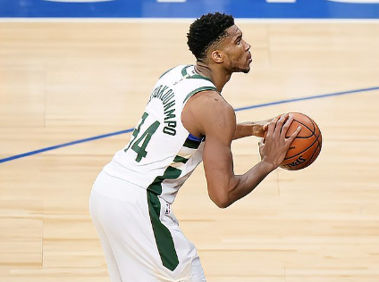 南宫28-字母哥意外战胜中国队，出色发挥引爆全场！再创辉煌时刻(所向披靡下一句押韵)